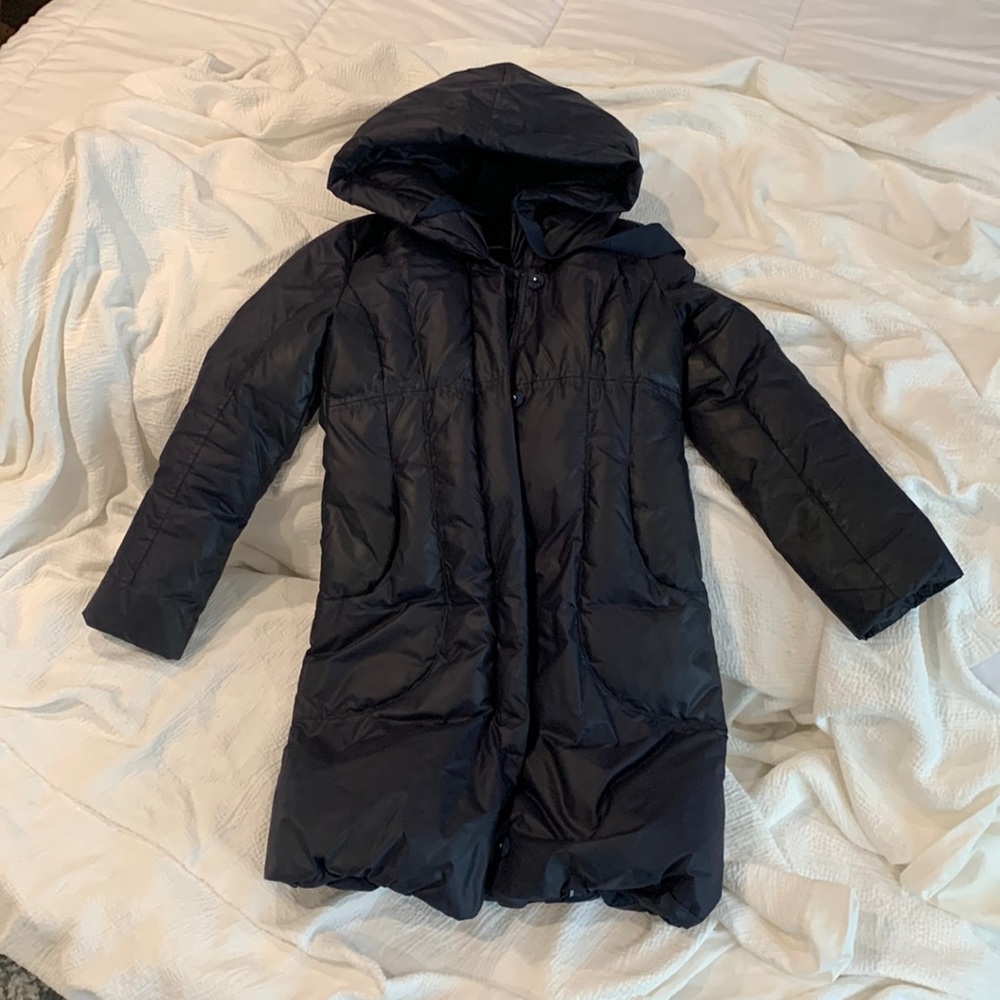 Elie Tahari size small puffy mid length coat with oversized hood. Navy blue.